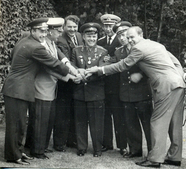 Прадедушка (крайний слева) на встрече с первым космонавтом Ю.А. Гагариным